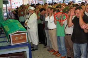 Babasının cenaze namazını kelep&ccedil;eyle kıldı