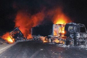 Ter&ouml;ristler un taşıyan kamyonu yaktı