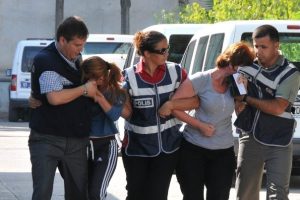 Fuhuş yaptırırken yakalanan kadın polise sarılıp ağladı