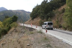 Keles-Bursa yolunda heyelan kazalara davetiye &ccedil;ıkarıyor