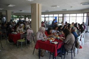 Eğitim Bir-Sen'den yeni atanan &ouml;ğretmenlere yemek
