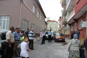 Balkondan d&uuml;şerek hayatını kaybetti