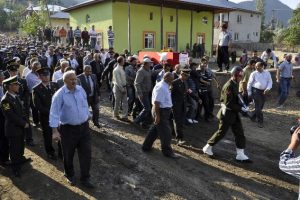 Şehidin tabutunu ağabeyi ve yakınları taşıdı