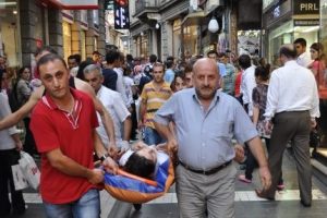 Başına pencere d&uuml;şen kadın yaralandı