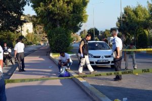 Eşini sokak ortasında t&uuml;fekle vurdu