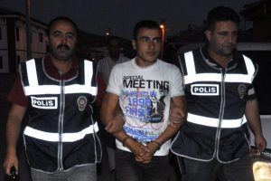Babaannesinin g&ouml;z&uuml;ne gaz sıkıp 2 bin lirasını gasp etti