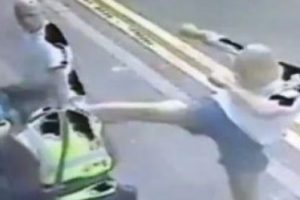 &Ouml;yle bir vurdu ki polisin feleği şaştı