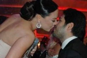 Ebru'dan eşine dans&ouml;zl&uuml; parti