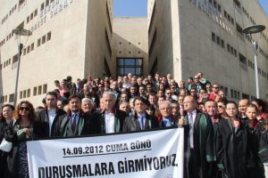 Bursalı avukatlar iş bıraktı