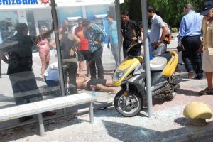 Motosikleti ile durağa daldı