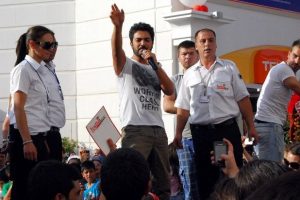 Yusuf g&uuml;ney, Salihli'de hayranlarıyla buluştu