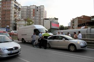 Minib&uuml;s, otomobilin &uuml;st&uuml;ne &ccedil;ıktı