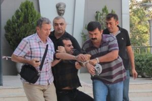 Sahte emniyet m&uuml;d&uuml;r&uuml; tutuklandı