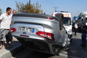 D&uuml;z yolda takla attı, burnu bile kanamadı