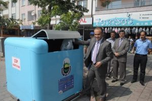 Modern yer &uuml;st&uuml; &ccedil;&ouml;p konteynırları hizmette
