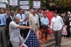 Amerikan bayrağını yakarken kendini yakıyordu
