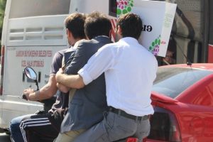 Bir motorda 4 kişi
