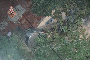 Otomobil &ccedil;ocukların arasına daldı: 1 &ouml;l&uuml;, 2 yaralı