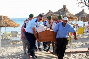 Denizde kalp krizi ge&ccedil;iren turist &ouml;ld&uuml;