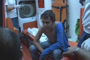 Ambulans g&ouml;revlilerinin yaralı s&uuml;r&uuml;c&uuml;y&uuml; sedyeye yatırma &ccedil;abası