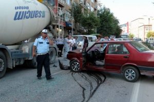 Otomobil beton mikserine &ccedil;arptı