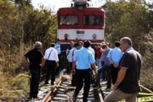 Evde d&ouml;verek &ouml;ld&uuml;rd&uuml;ğ&uuml; eşini, tren raylarına attı