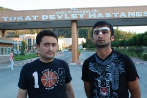 &Ouml;ğretmen ve arkadaşı hastanelik oldu