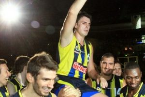 Efsane g&ouml;zyaşlarıyla veda etti