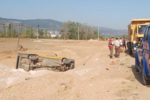 Otomobil doğalgaz &ccedil;ukuruna devrildi