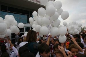 &Ouml;ğrenciler barış i&ccedil;in g&uuml;vercin ve balon u&ccedil;urdu