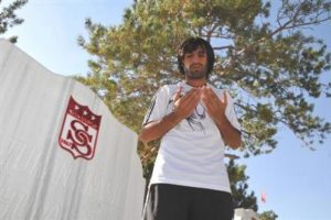 Sivasspor Şehitleri T&uuml;rkiye'nin En B&uuml;y&uuml;k Trib&uuml;n Faciasının 45'inci Yılında Anıldı