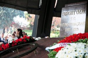 &Ouml;zal'ın kabri a&ccedil;ılacak...