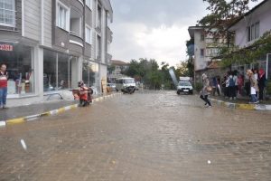 Balıkesir'de yağmur ve dolu hayatı felç etti