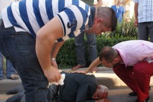 &Uuml;st ge&ccedil;idi kullanmayan yaya, az daha canından oluyordu