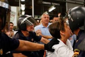 Metro ve tren grevleri İspanya'yı fel&ccedil; etti