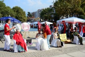 Sa&ccedil; şovuyla ter&ouml;r&uuml; protesto ettiler