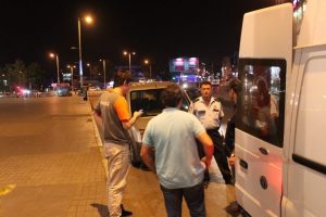 Polis ş&uuml;pheli &ccedil;antayı imha ederken bakın onlar ne yaptı...