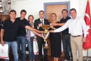 Bursa'ya Cumhurbaşkanlığı kupasını kazandıran sporculara &ouml;d&uuml;l