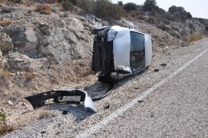 Takla atan otomobilden yara almadan kurtuldu