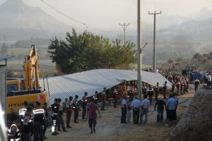 Ka&ccedil;ak &ccedil;iftlik yıkıldı