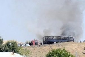 Roket vurdu otob&uuml;s yandı