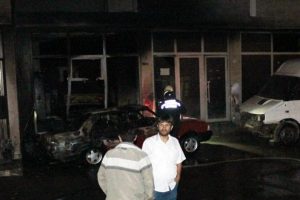 Patlayan klima iki aracı k&uuml;l etti