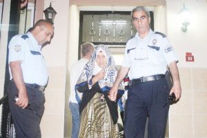 Yaşlı kadına sokak ortasında gasp