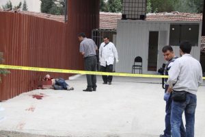 &Ouml;nce d&ouml;vd&uuml;ler, sonra bı&ccedil;aklayıp &uuml;zerinden ara&ccedil;la ge&ccedil;tiler
