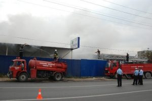 Geri d&ouml;n&uuml;ş&uuml;m tesisinde yangın
