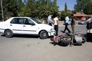 Otomobil motosiklete &ccedil;arptı: 1 yaralı