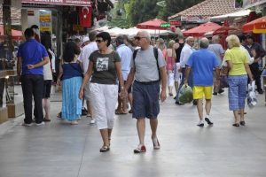 Kuşadası'na denizden turist akını