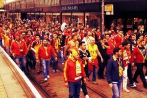 Galatasaray taraftarı Manchester'ı işgal etti!