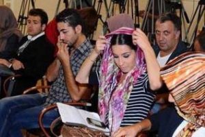 Kadın gazetecilere baş&ouml;rt&uuml;s&uuml; ayarı