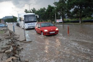 Isparta'da yağış hayatı fel&ccedil; etti